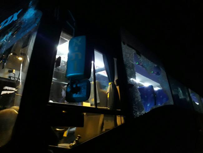 Автобус подвергся атаке камнеметателей на шоссе №65; пострадал водитель