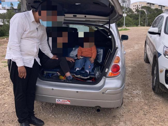 В Хайфе мужчина перевозил детей в багажнике
