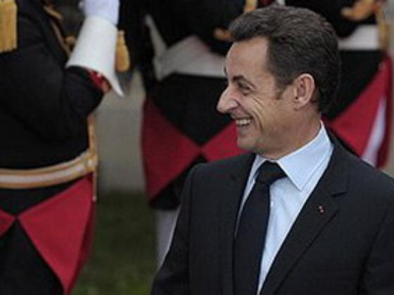 Вслед за Депардье Францию покидают экс-президент и его супруга