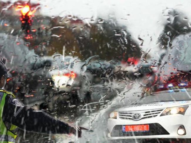 Дорожная полиция просит водителей подготовить машины к шторму и снизить скорость