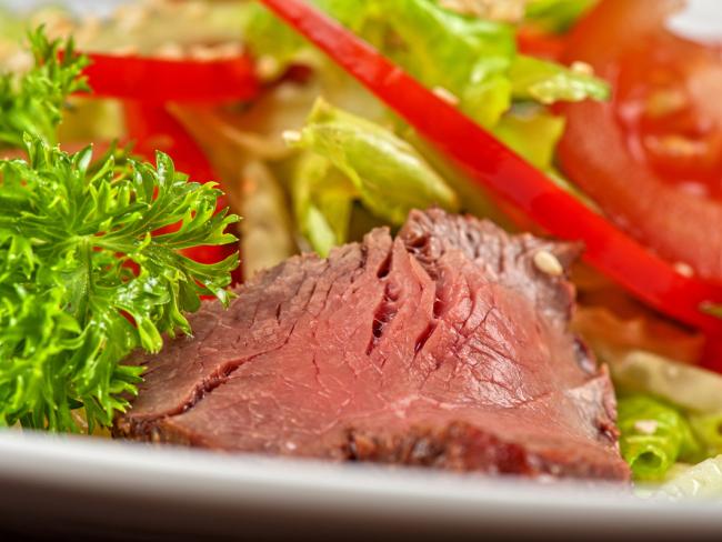 Красное мясо следует есть только вместе с салатом