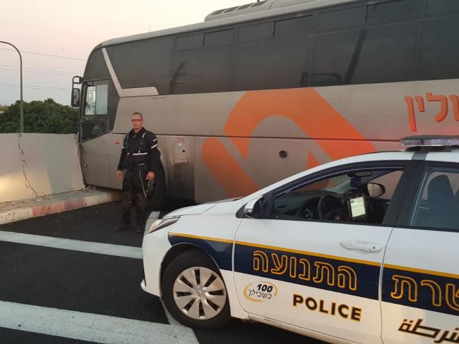 На автовокзале в Тель-Авиве автобус врезался в бетонное заграждение