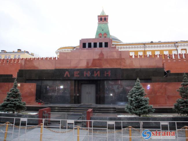 Возле мавзолея Ленина задержали пикетчика с плакатом «Проснись, у нас опять царь»