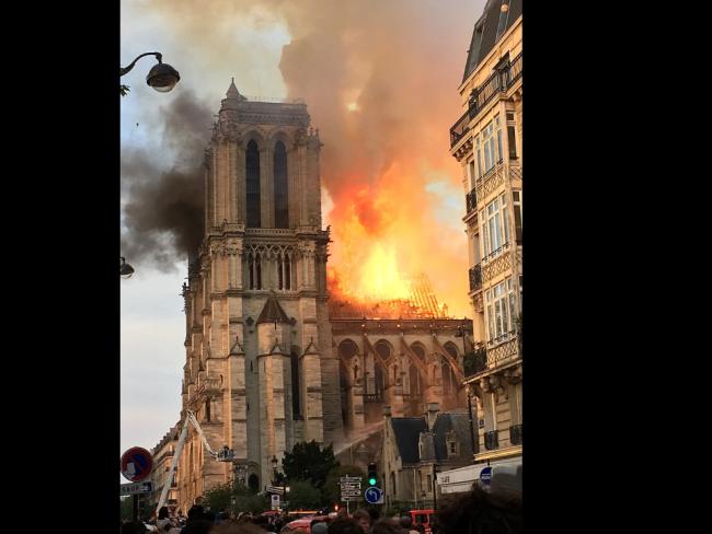 Собор Нотр-Дам в Париже охвачен пламенем: обрушилась крыша