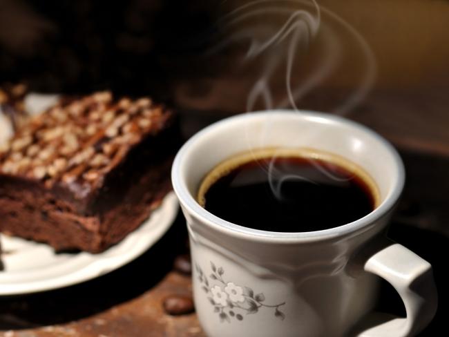 Ученые: жирную пищу нельзя запивать кофе