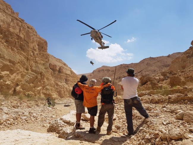 Спасатели эвакуировали женщину и дочь, заблудившихся в эйлатских горах