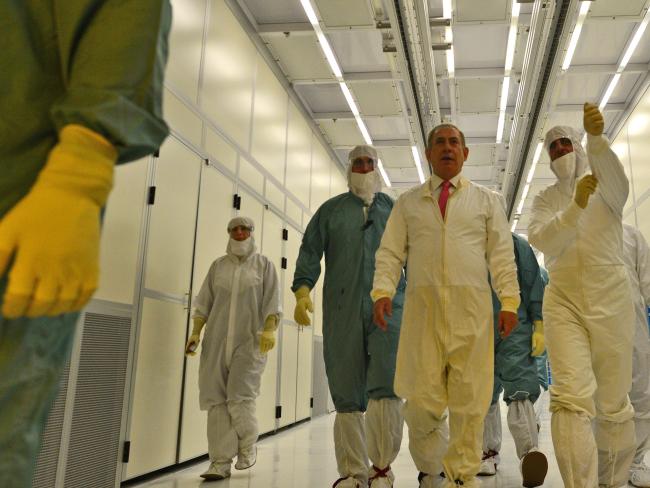 Фоторепортаж: Нетаниягу принял участие в запуске линии по производству микрочипов на заводе Intel в Кирьят-Гате