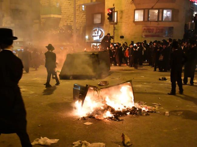 Беспорядки ортодоксов в Иерусалиме: на машину полиции сбросили бетонный блок