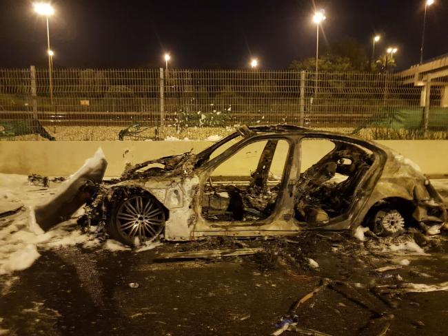 В Кфар-Сабе автомобиль врезался в светофор и загорелся, водитель погиб
