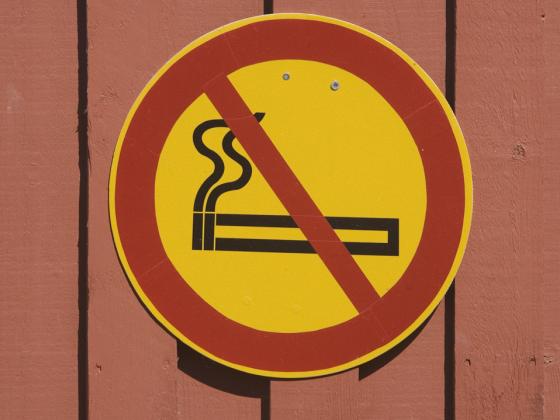Полный запрет курения работает лучше полумер