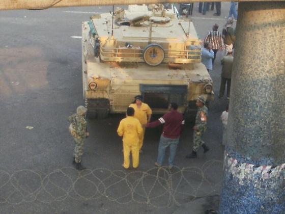 На Синае сорван крупный теракт: танкист раздавил автомобиль с боевиками