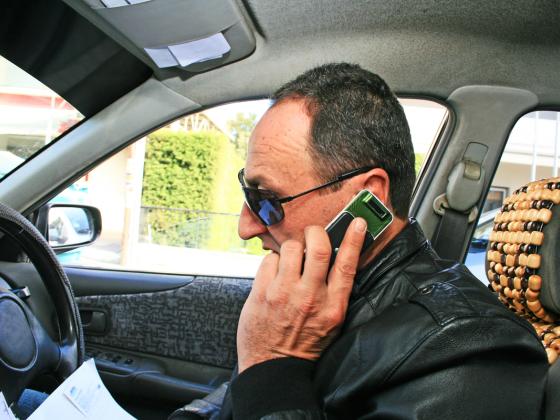 Телефон и бритье: на что израильтяне отвлекаются за рулем автомобиля