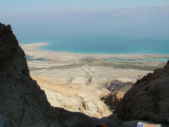 Спасатели оказали помощь группе туристов, следовавшей в сторону Мертвого моря