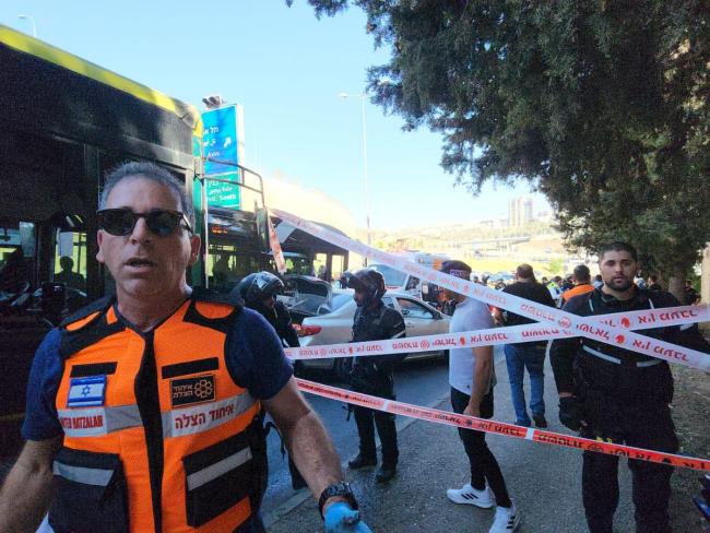 Теракт в автобусе в Иерусалиме: ранен мужчина - видео