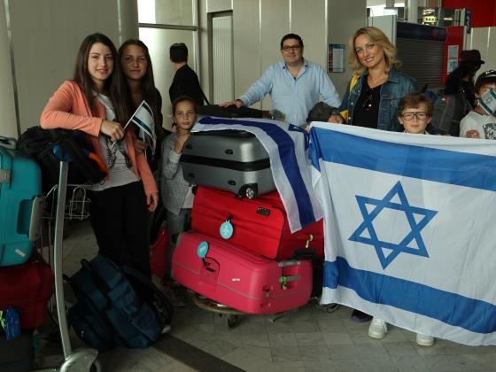«Гаарец» призывает евреев Франции не ехать в страну 
