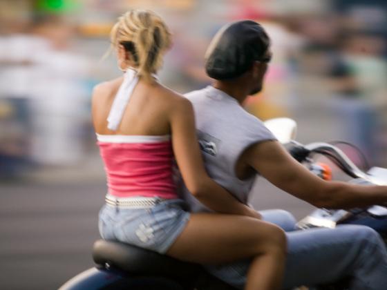 Голая мотоциклистка получила штраф за езду без шлема