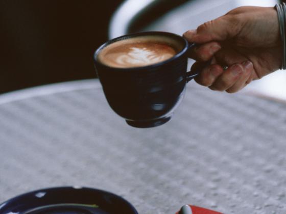 Пять чашек кофе в день могут привести к звуковым галлюцинациям