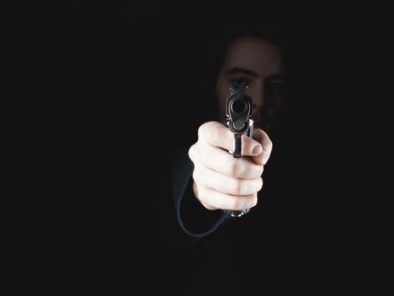 В Холоне совершено ограбление банка: грабитель отобрал оружие у охранника