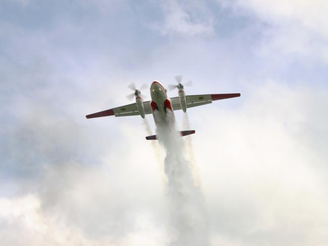 Пожарная авиация участвует в тушении пожара под Кармиэлем