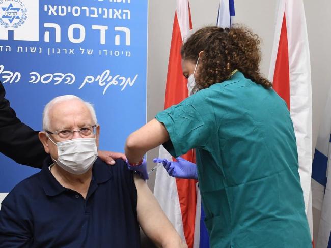 Президент Израиля Реувен Ривлин получил вакцину от коронавируса