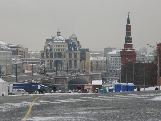 В центр Москвы стягивают внутренние войска 