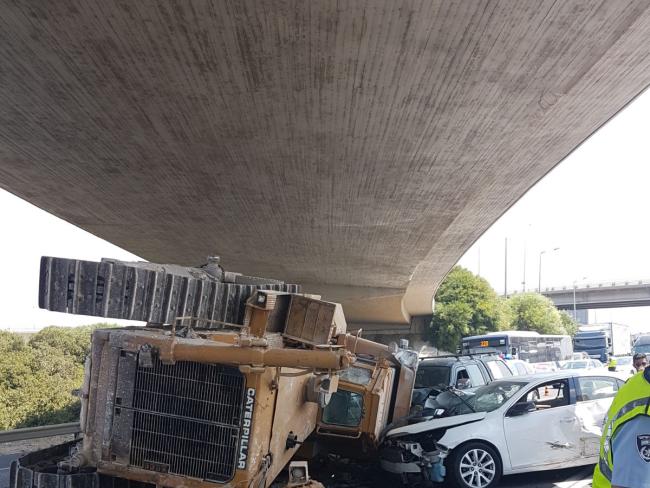 На трассе №1 трактор задел мост и упал с грузовика - фото