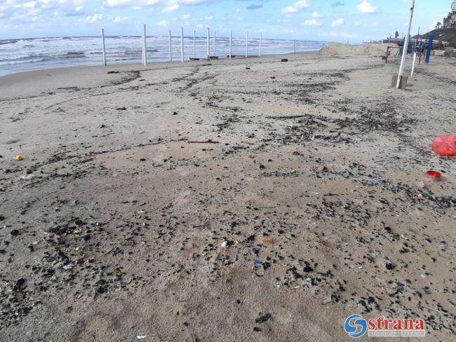 Бат-Ям умеренно пострадал от разлива мазута, но жителей просят не ходить на пляж