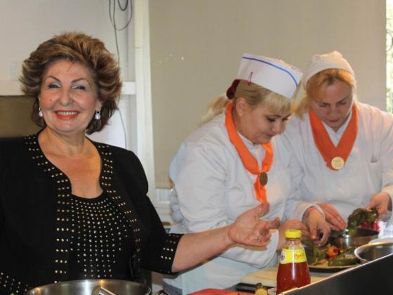 Софа Ландвер провела урок в кулинарном училище   