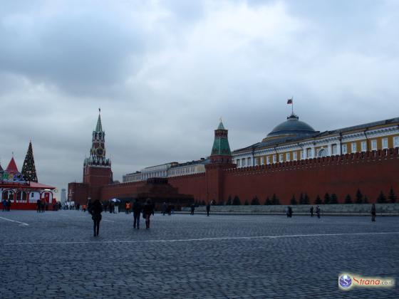 Художник в честь дня полиции прибил мошонку к брусчатке