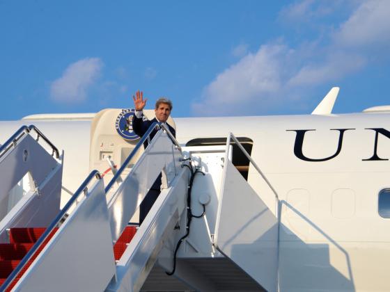 Самолет госсекретаря США не смог вернуться в Вашингтон из-за поломки