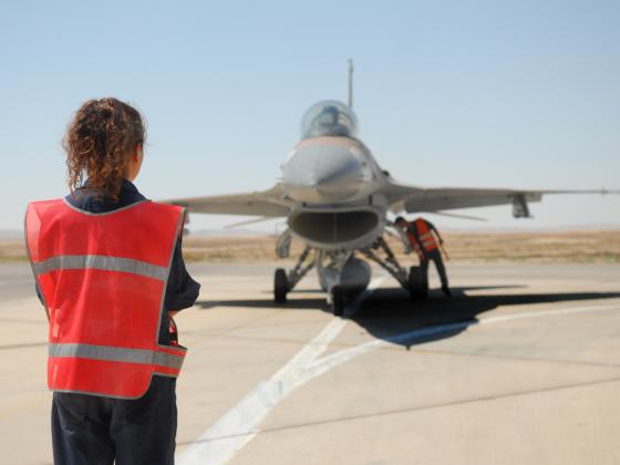 Впервые в  ВВС:  религиозная девушка стала летчиком