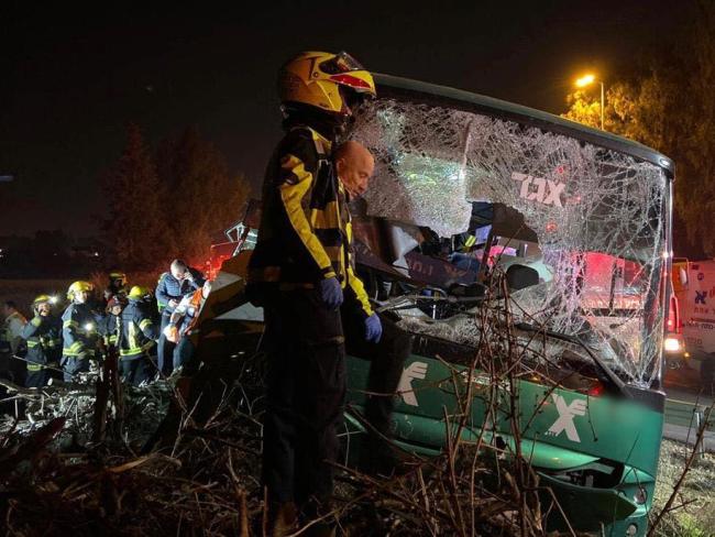 Автобус врезался в остановку возле Бен-Гуриона: несколько человек погибли