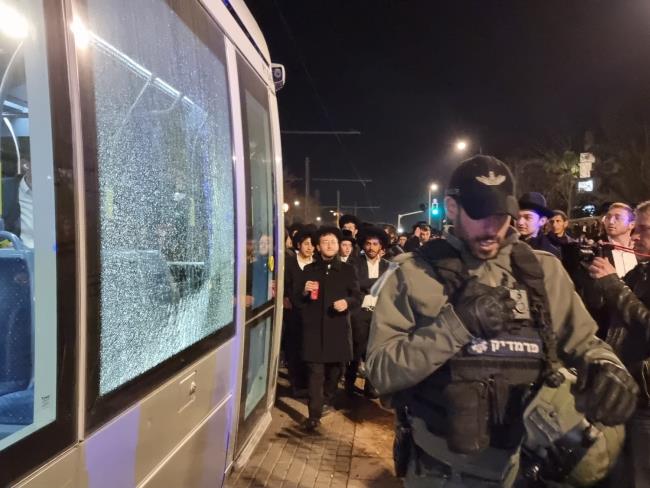 Ортодоксы в Иерусалиме повредили трамвай и автомобиль