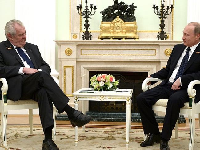 Президент Чехии призвал отключить Россию от SWIFT: «Сумасшедших необходимо остановить»