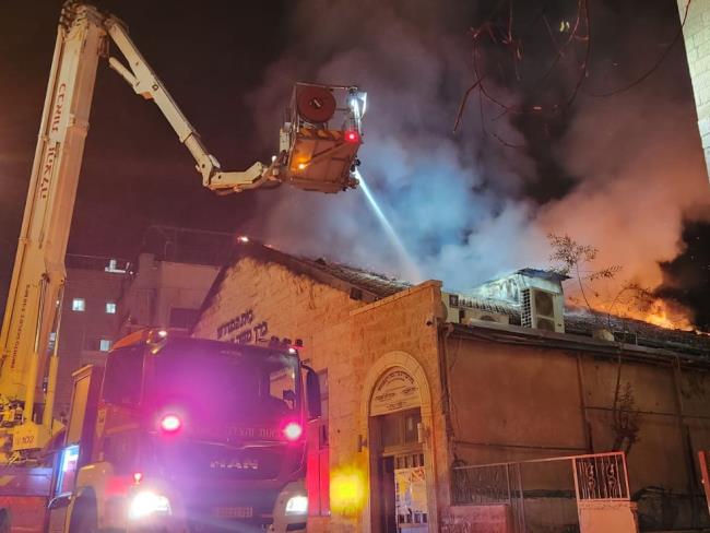 Пожар в Иерусалиме в йешиве Сатмарских хасидов. Пожарные спасли от огня книги Торы