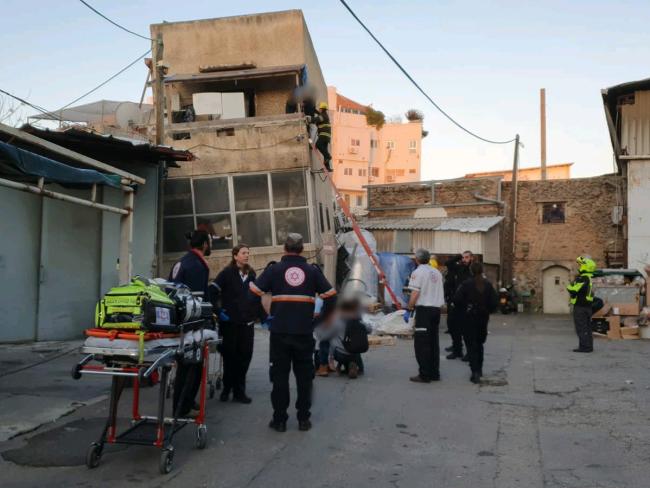 Обрушение здания на юге Тель-Авива: из-под завалов извлечена семья 
