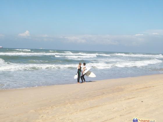 На пляже в Ашдоде 14-летние серфингисты спасли тонувших арабских подростков