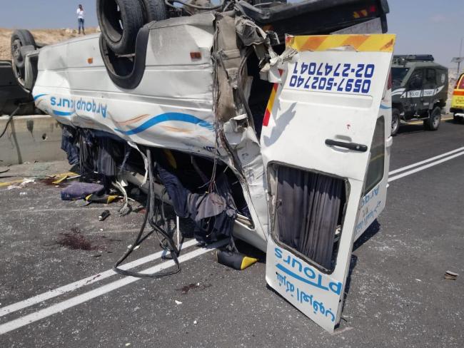 Около Маале-Адумим перевернулся микроавтобус: один погибший, множество пострадавших