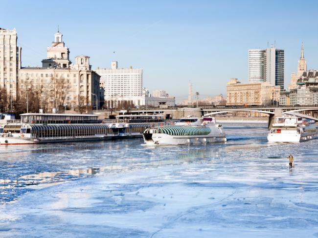 Молодая женщина « дрейфовала» на льдине в центре Москвы 