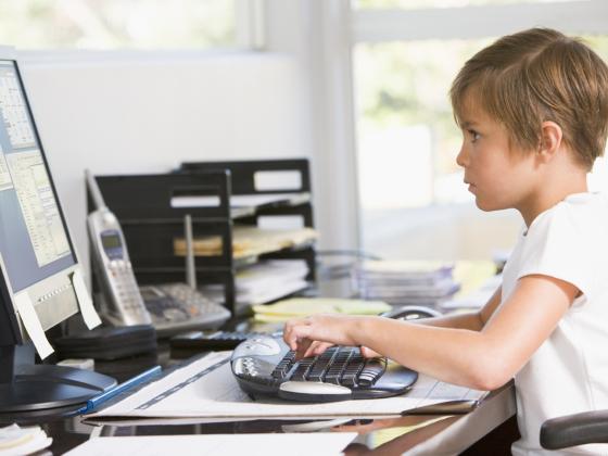 4000 детей из нуждающихся семей получили компьютеры, подключенные к интернету