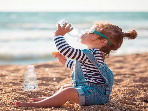 Как правильно приучить младенца пить воду? 