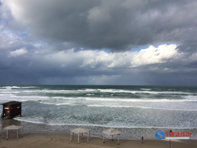 Минздрав просит пока воздержаться от купания на пляжах Тель-Авива, Герцлии и Бат-Яма