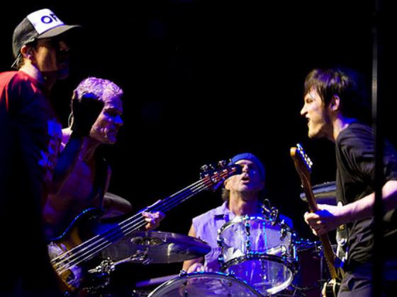 Red Hot Chili Peppers выступят  перед Далай-Ламой