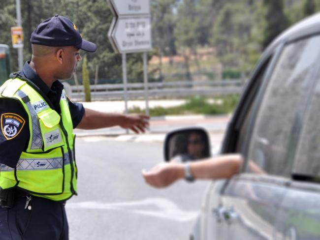 В Ашкелоне водитель получил штраф в 500 шекелей за то, что почесал ногу у светофора