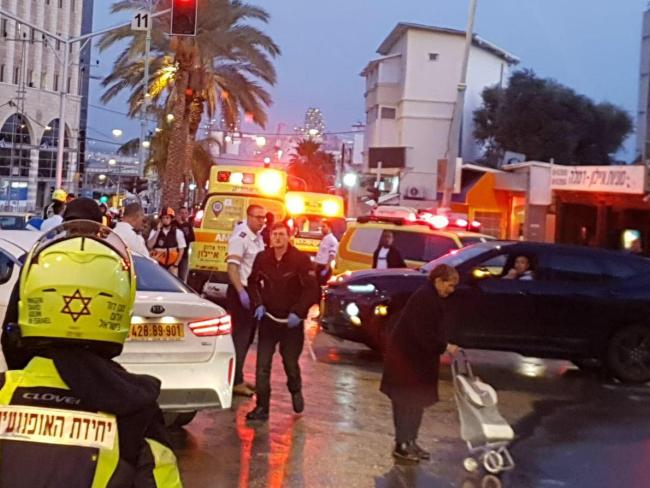 Автомобиль потерял управление на рынке Рамле: 5-летняя девочка погибла, шестеро ранены