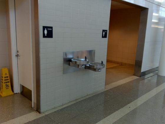 В аэропорту Бен-Гурион будут отремонтированы туалеты после публикации в Facebook