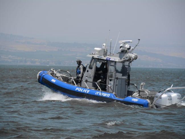 Сотрудники морской полиции спасли двух мужчин, лодка которых затонула в Кинерете