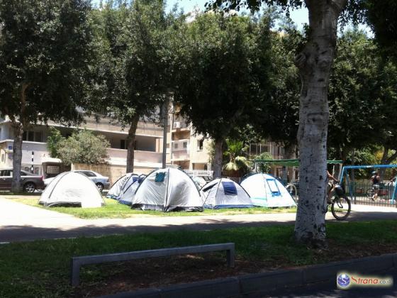 Протестующие в Тель-Авиве жгут друг другу палатки