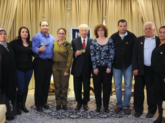 Шимон Перес вручил почетные грамоты еврейским и арабским семьям