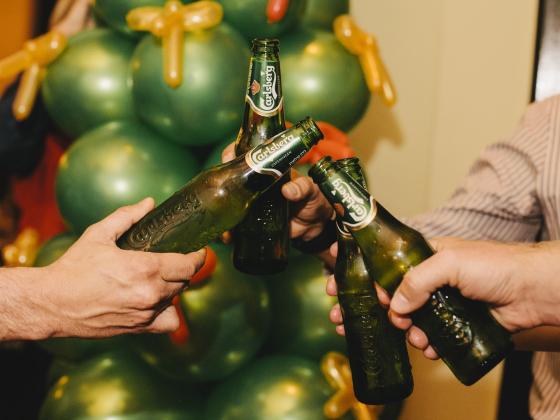 Самый популярный новогодний напиток: как правильно сочетать пиво с блюдами новогоднего стола?